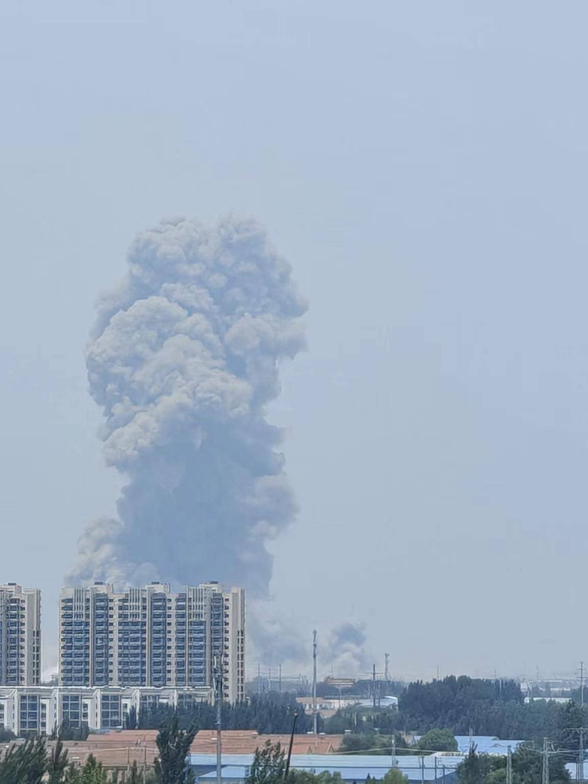 山东高密一化工车间发生爆炸<strong></p>
<p>趣币</strong>，一公里外饭店窗户被震碎，当地：现场已疏散完毕，具体情况核实中