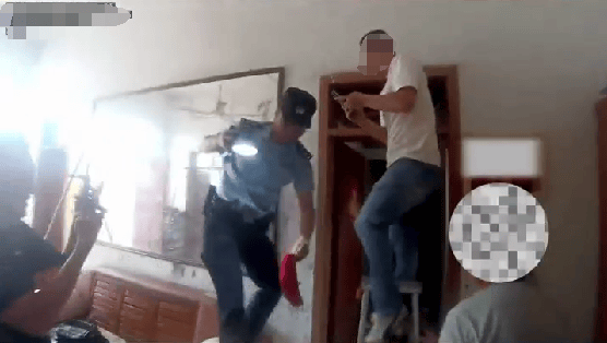 老人用红袜子包裹一万元现金藏在门框上<strong></p>
<p>趣币</strong>，一天后不翼而飞，警方破案：偷钱的是老鼠