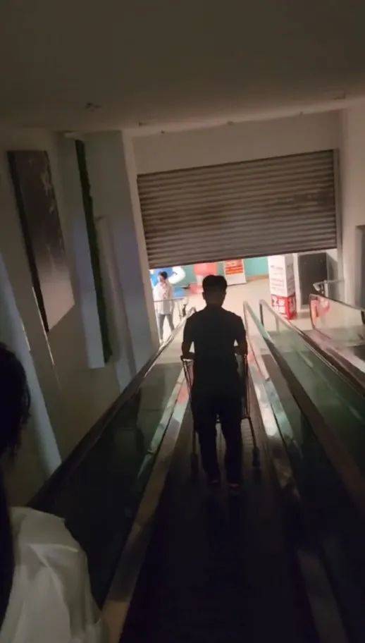 江苏苏州一大润发店员着急下班<strong></p>
<p>币蛋网</strong>，强制关闭载客中电梯！经理致歉：已警告处罚