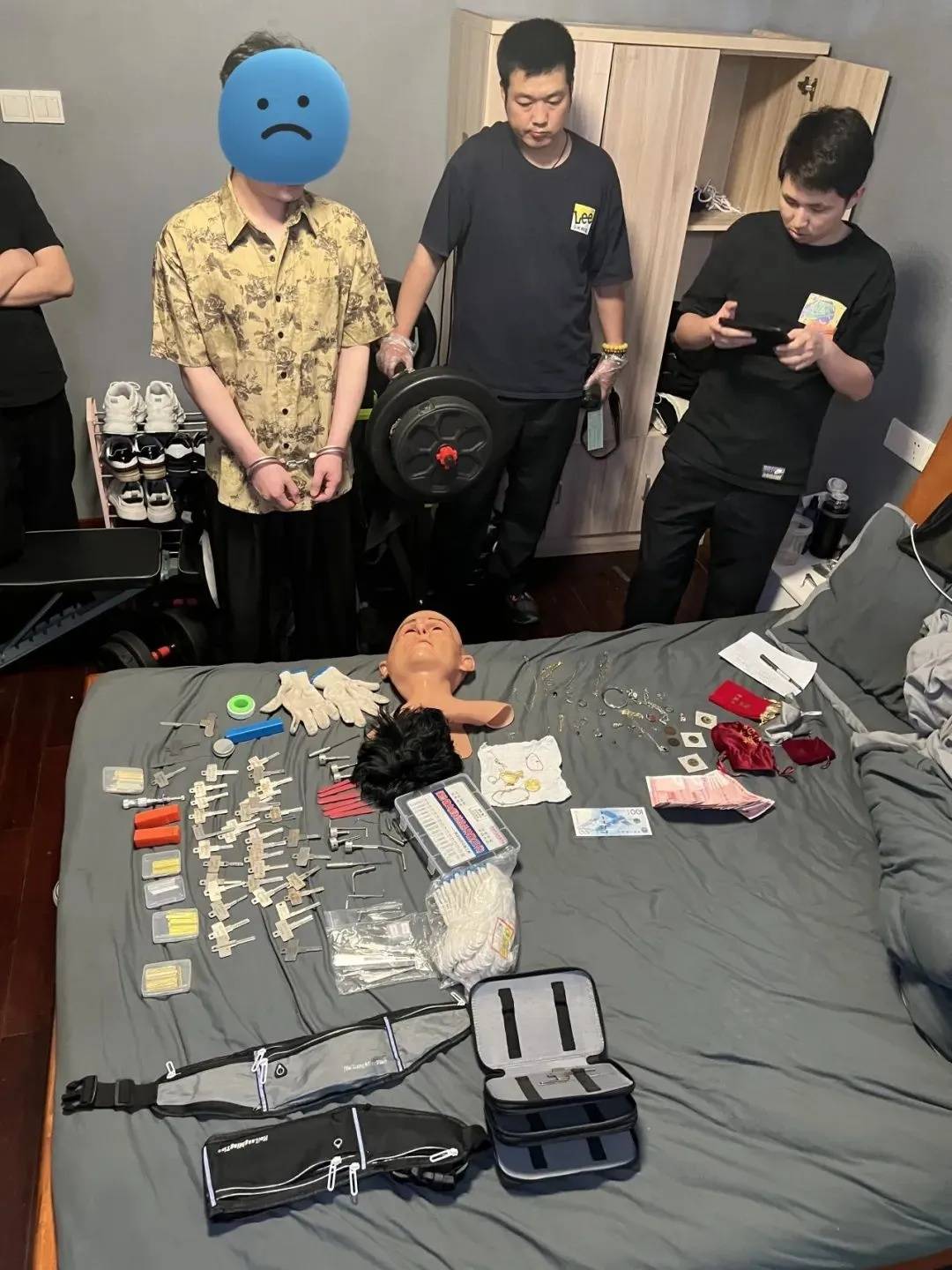 江苏一男子戴仿真“人皮”面具入室盗窃<strong></p>
<p>染色币</strong>，流窜多个小区作案，涉案金额达15万余元