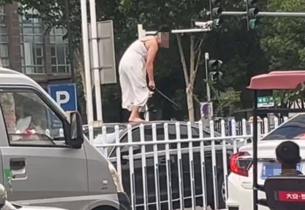 女子持械当街打砸多辆轿车<strong></p>
<p>mb币</strong>，被顶在挡风玻璃上前行，当地：女子当场被控制，警方介入调查