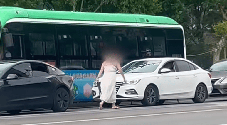 河南一女子路上持械打砸多辆车<strong></p>
<p>mb币</strong>，最新回应：已被警方控制
