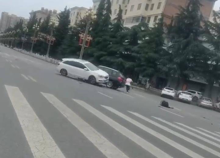宝鸡一社区女书记当街开车追撵女子撞上电瓶车：两名女子被警方控制<strong></p>
<p>牛币商城</strong>，两名伤者在医院治疗