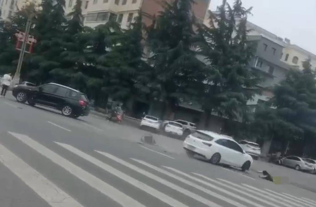 宝鸡一社区女书记当街开车追撵女子撞上电瓶车：两名女子被警方控制<strong></p>
<p>牛币商城</strong>，两名伤者在医院治疗