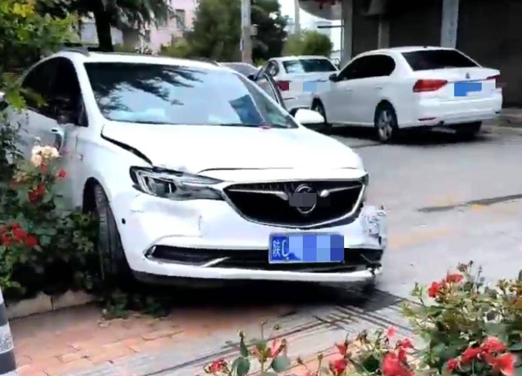 宝鸡一社区女书记当街开车追撵女子撞上电瓶车：两名女子被警方控制<strong></p>
<p>牛币商城</strong>，两名伤者在医院治疗