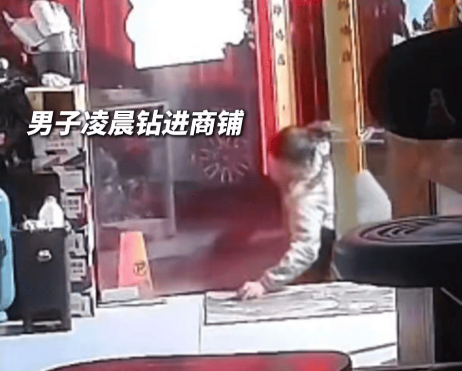 第一次见面就表白！被拒绝后男子凌晨3点狂敲女生房门<strong></p>
<p>牛币商城</strong>，随后拿出工具撬锁……