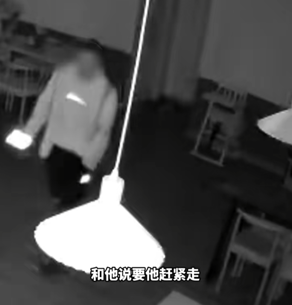 第一次见面就表白！被拒绝后男子凌晨3点狂敲女生房门<strong></p>
<p>牛币商城</strong>，随后拿出工具撬锁……