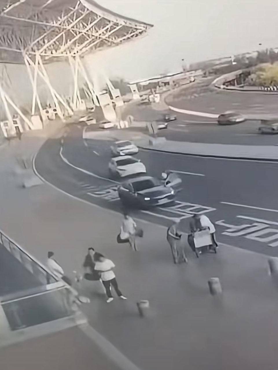 天津滨海机场一司机开门下车被相邻车道来车撞倒<strong></p>
<p>币块</strong>，车门脱落 交警正调查，律师分析