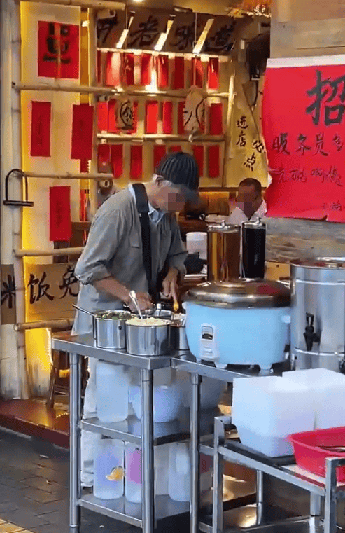 广东江门一饭店白米饭免费<strong></p>
<p>抄币网</strong>，老人每天打一碗米饭配酱油吃，店主：只要营业，就一直提供