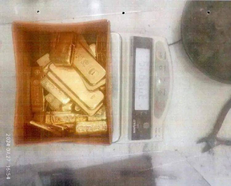 小树林里接头<strong></p>
<p>币期</strong>，一天背走2000多万元黄金！上海两人被判刑