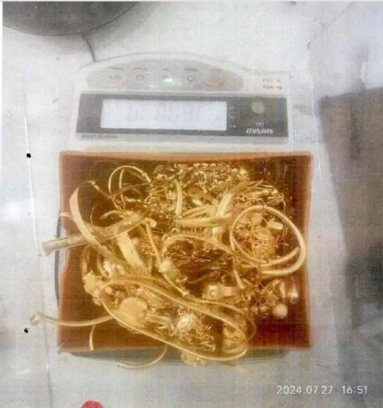 小树林里接头<strong></p>
<p>币期</strong>，一天背走2000多万元黄金！上海两人被判刑