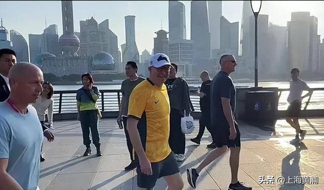 澳大利亚总理抵沪再次漫步外滩<strong></p>
<p>法币金圆券</strong>，旁边还有上海球迷“老熟人”，你偶遇了吗？