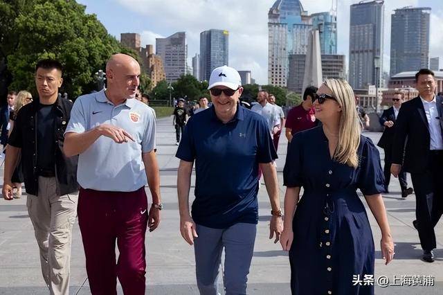 澳大利亚总理抵沪再次漫步外滩<strong></p>
<p>法币金圆券</strong>，旁边还有上海球迷“老熟人”，你偶遇了吗？