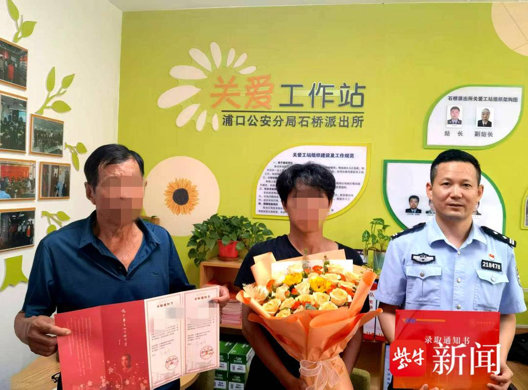 小伙收到录取通知书<strong></p>
<p>帮呗币</strong>，飞奔到派出所和民警一起打开