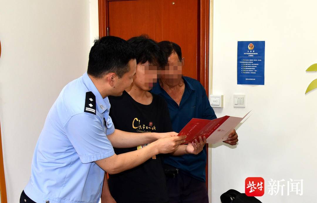 小伙收到录取通知书<strong></p>
<p>帮呗币</strong>，飞奔到派出所和民警一起打开