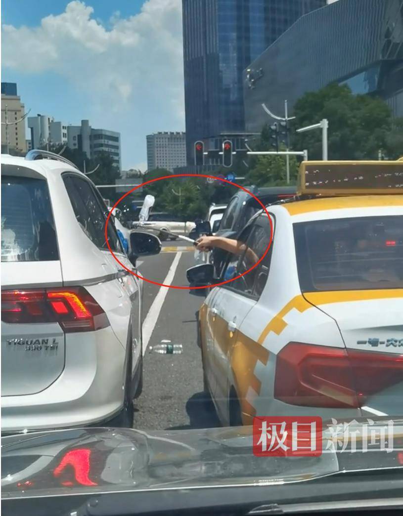 汉口街头发生不和谐一幕：白色汽车有人向出租车泼水<strong></p>
<p>汇币兑换</strong>，的哥挥舞甩棍击破白车玻璃……