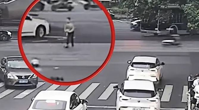 上海一8岁男童单独上路<strong></p>
<p>清币</strong>，闯红灯被车撞飞：“家长让我自己出来锻炼一下”