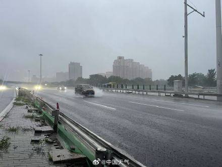 北京七区已现暴雨或大暴雨 早高峰城区及北部地区仍有明显降雨 注意出行安全<strong></p>
<p>给币网</strong>！