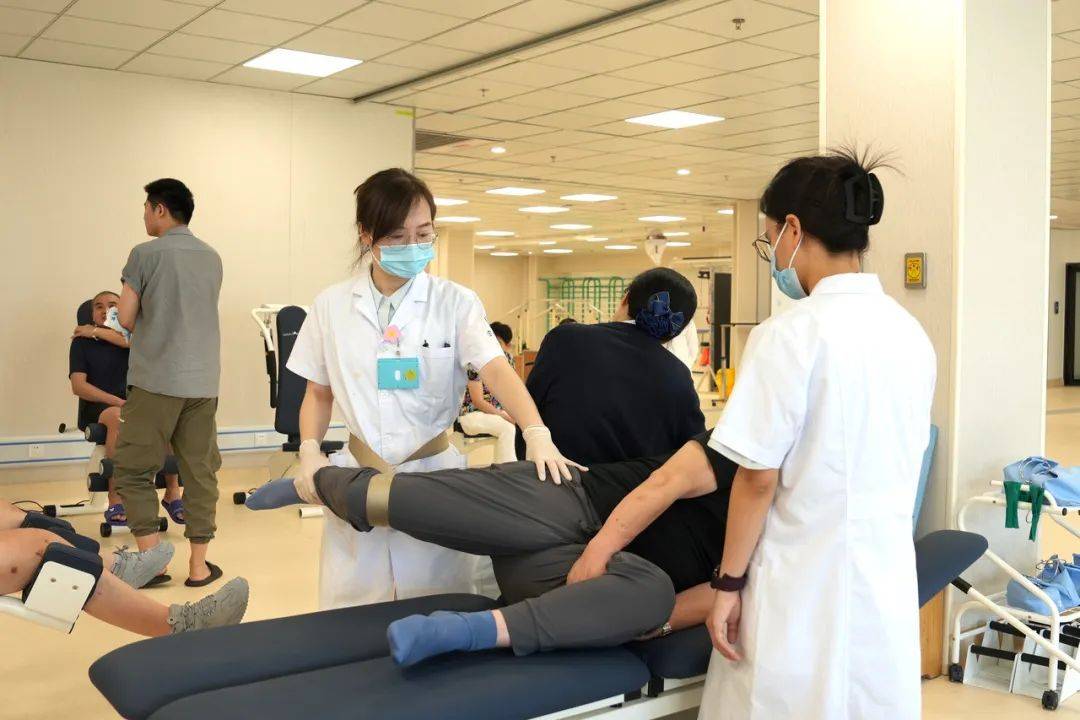 杭州32岁小伙每天打篮球到深夜<strong></p>
<p>给币网</strong>，一查“韧带撕裂”！近期多人中招
