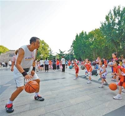 “再平凡的球场<strong></p>
<p>给币网</strong>，也能承载梦想”（微光）