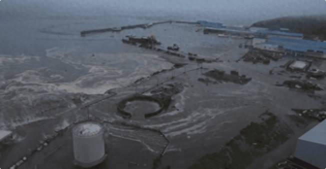 海军基地遇上大地震<strong></p>
<p>原币</strong>，港内全是新核潜艇，损坏一艘都能让俄军心疼