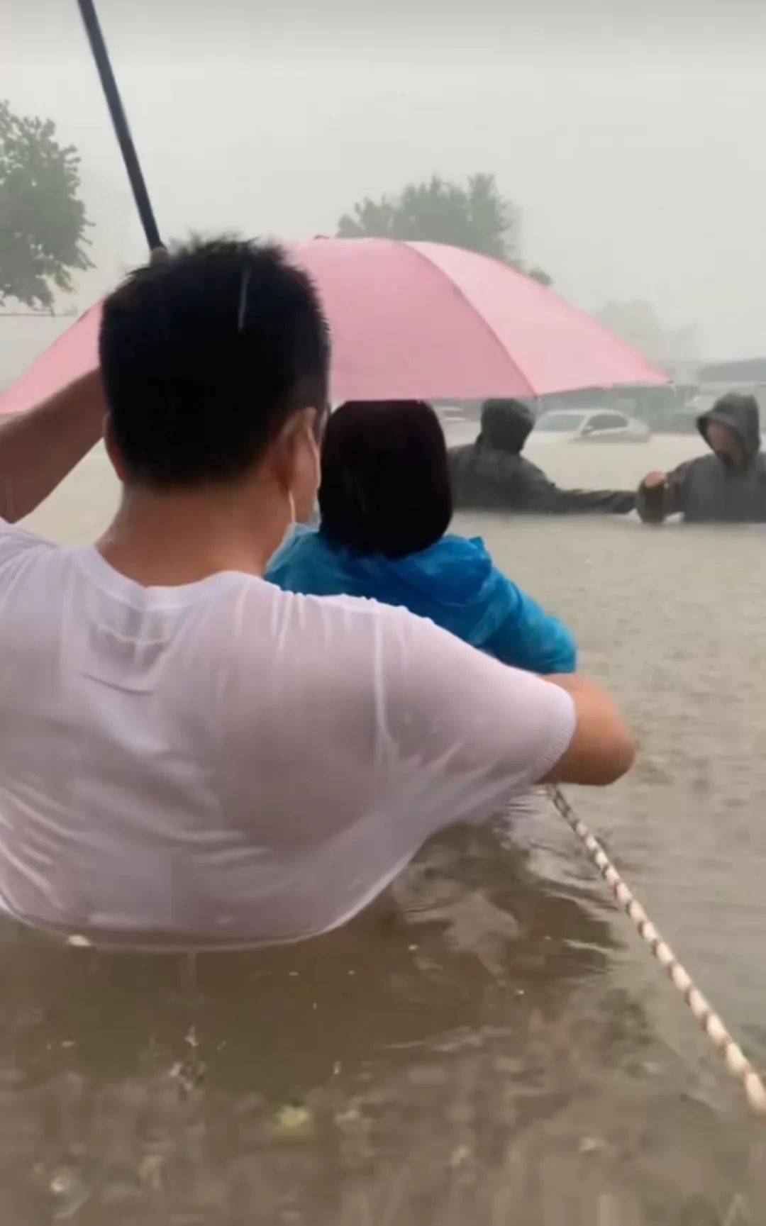 郑州暴雨致京广路隧道被淹<strong></p>
<p>中币新网址</strong>，亲历者：车是飘起来的，很害怕，有人爬梯子离开 2021年也曾淹没多台车辆