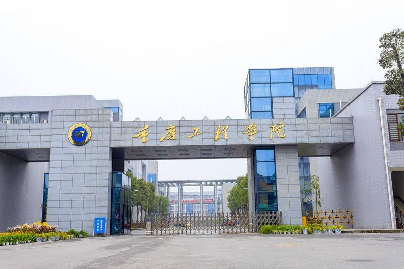 重庆一高校要求新生自选宿舍<strong></p>
<p>sic币</strong>，低价宿舍被抢光只能住高价宿舍？校方：提前发了公告