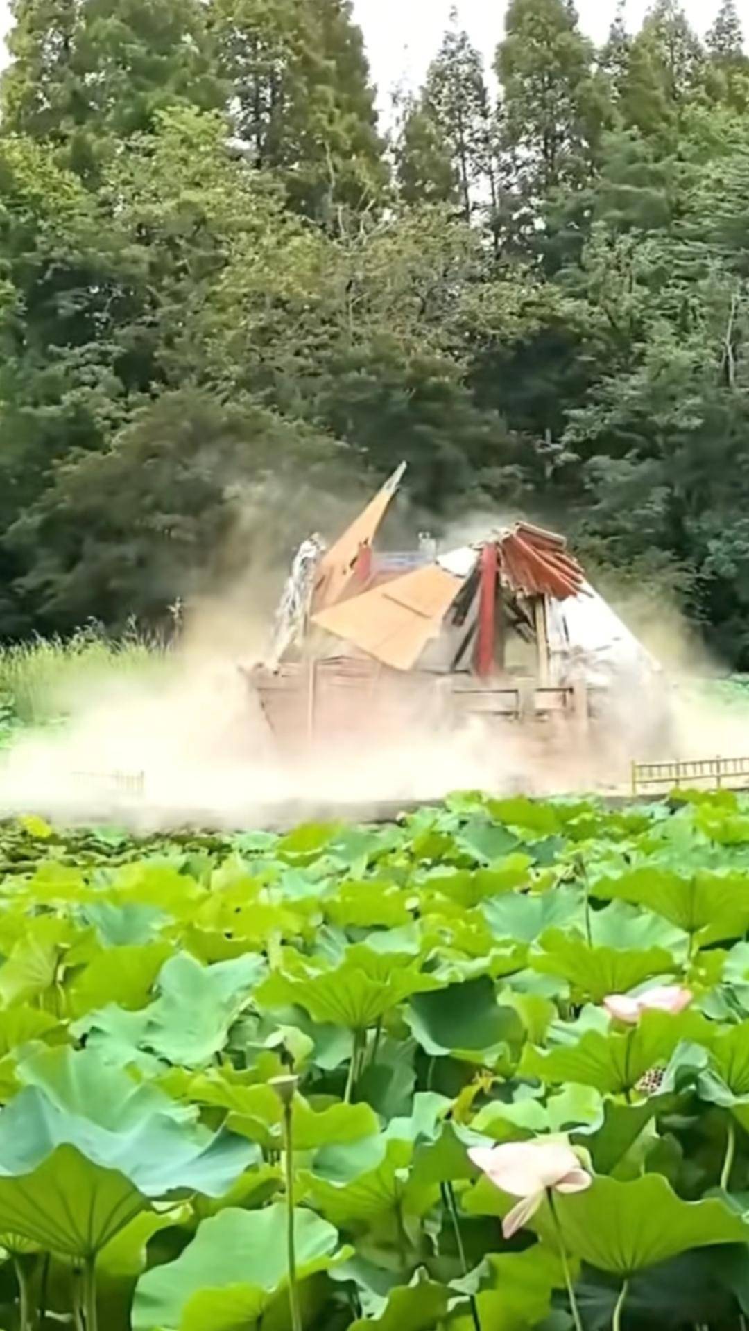 青岛中山公园一凉亭突然倒塌：一年前刚完成修缮<strong></p>
<p>币胜币</strong>，园方称无伤亡原因待查
