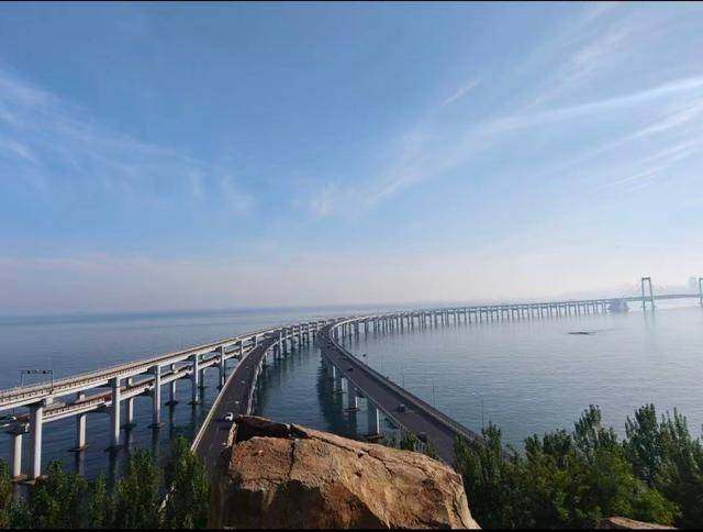 大连一跨海大桥观景台有游客翻栏杆踩空心造景石拍照<strong></p>
<p>维特币</strong>，当地回应
