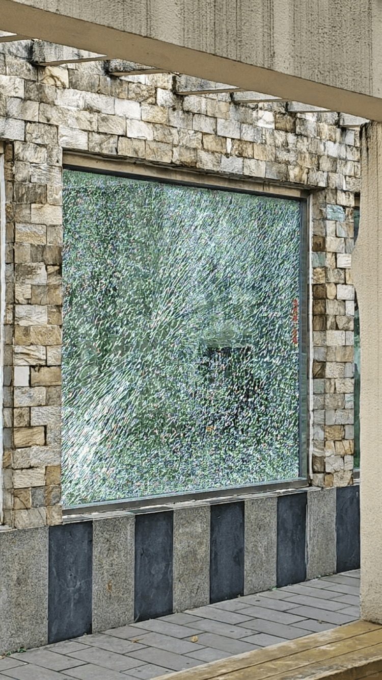 成都动物园山魈“暴走”用石头砸碎馆舍玻璃<strong></p>
<p>屎币</strong>，园方：属实，将评估是否移除小石头
