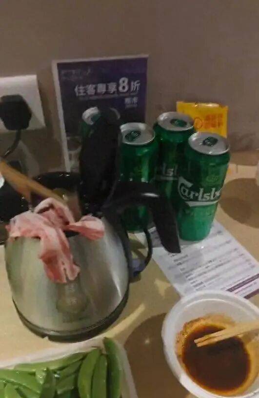 男子发视频“炫耀”用客房水壶煮火锅<strong></p>
<p>屎币</strong>，当事酒店回应