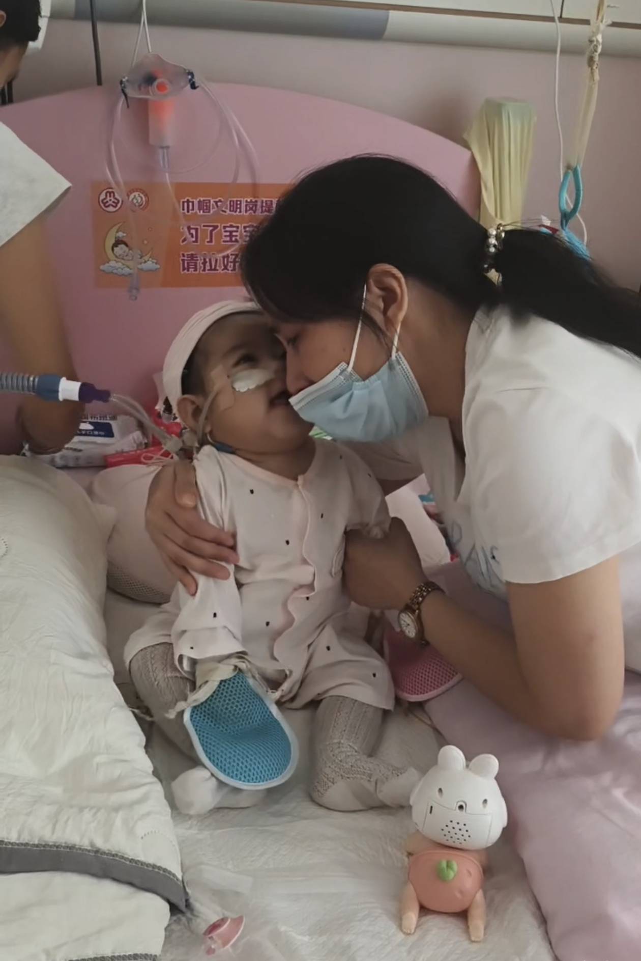 奶奶在哭<strong></p>
<p>去装币</strong>，宝宝在笑！40天女婴重病，00后父亲割肝救女，术后这一幕让网友泪奔