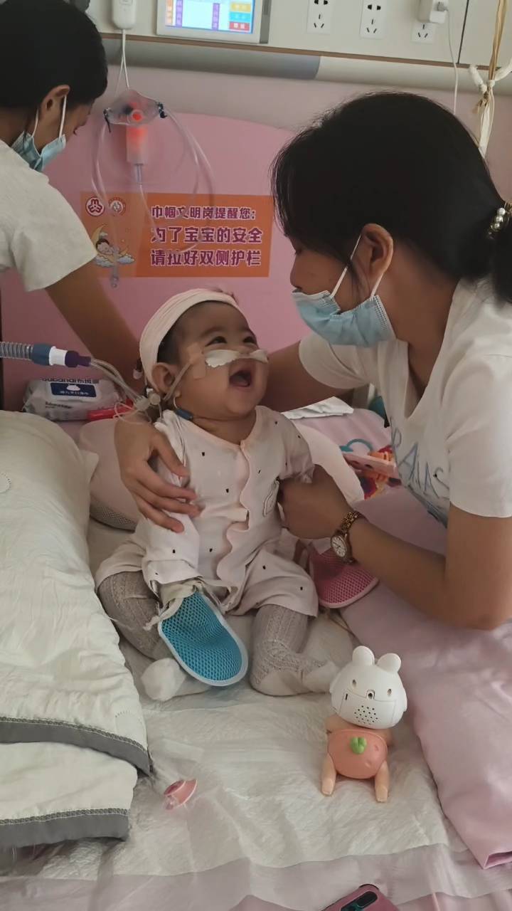 奶奶在哭<strong></p>
<p>去装币</strong>，宝宝在笑！40天女婴重病，00后父亲割肝救女，术后这一幕让网友泪奔