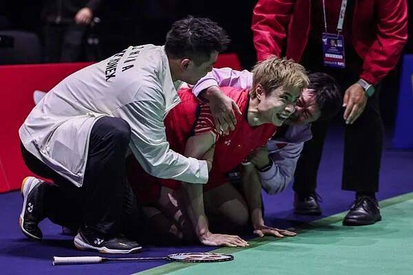 祝贺！石宇奇2比1逆转昆拉武特<strong></p>
<p>币君网</strong>，获得羽毛球世锦赛男单冠军！