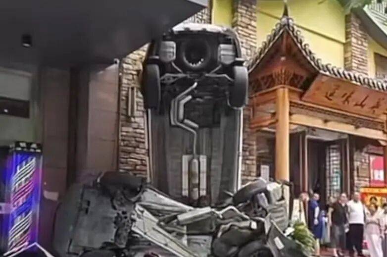 车辆失控驶入路边停车位致1死2伤<strong></p>
<p>币君网</strong>，警方通报