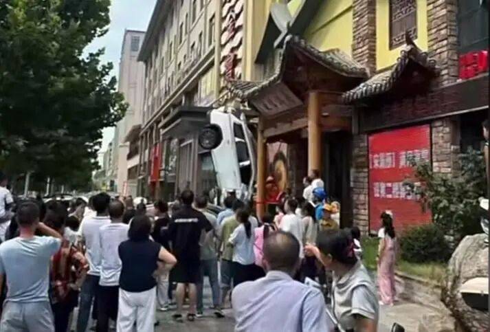 车辆失控驶入路边停车位致1死2伤<strong></p>
<p>币君网</strong>，警方通报