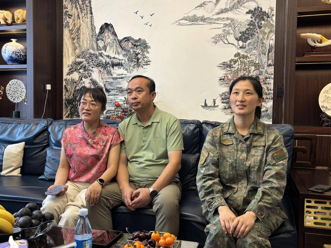 抗战胜利80周年大阅兵民兵方阵<strong></p>
<p>藏币价格</strong>，有两名女生来自无锡地区