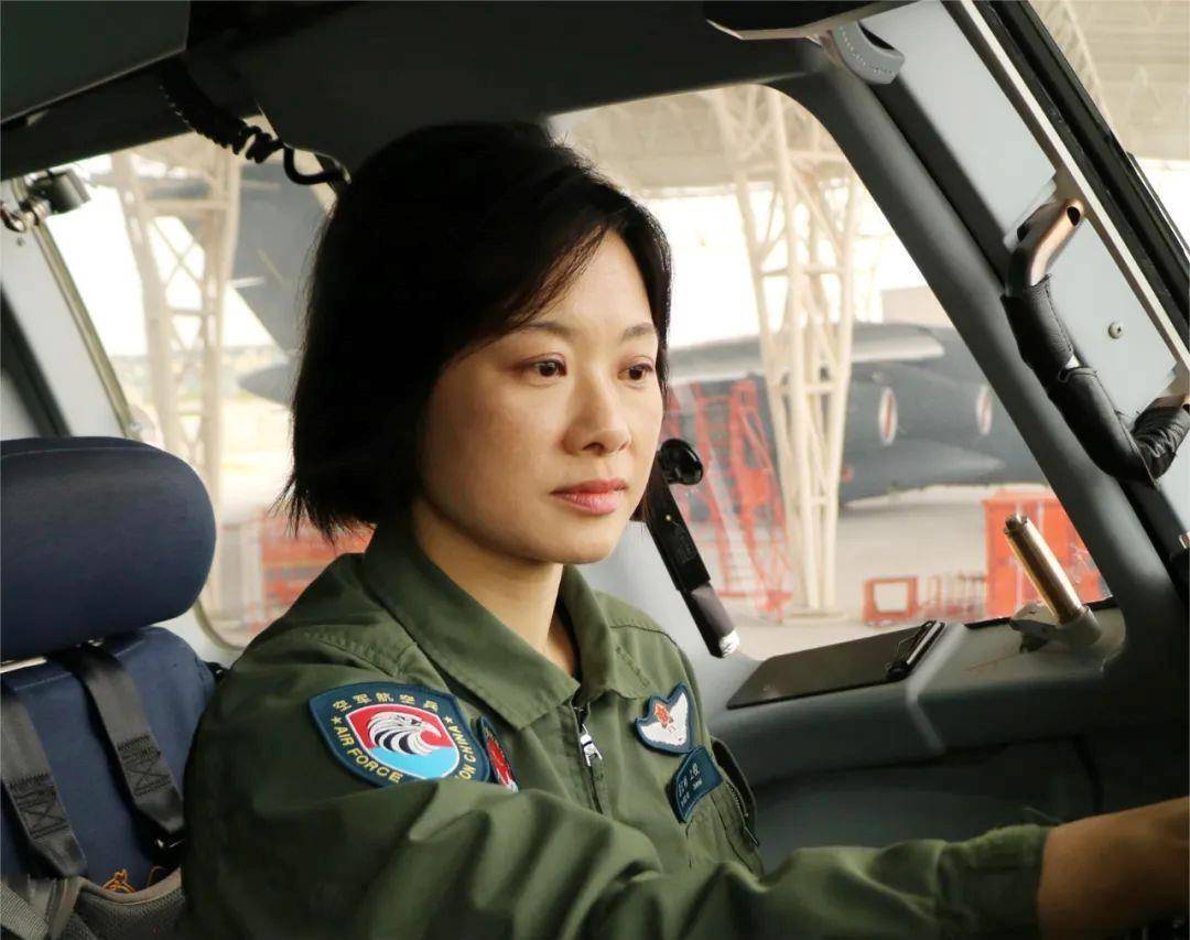 阅兵最帅女机长<strong></p>
<p>藏币价格</strong>，是她！