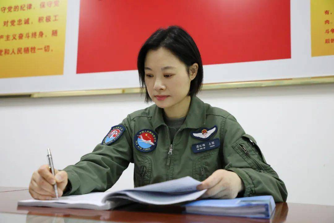 阅兵最帅女机长<strong></p>
<p>藏币价格</strong>，是她！