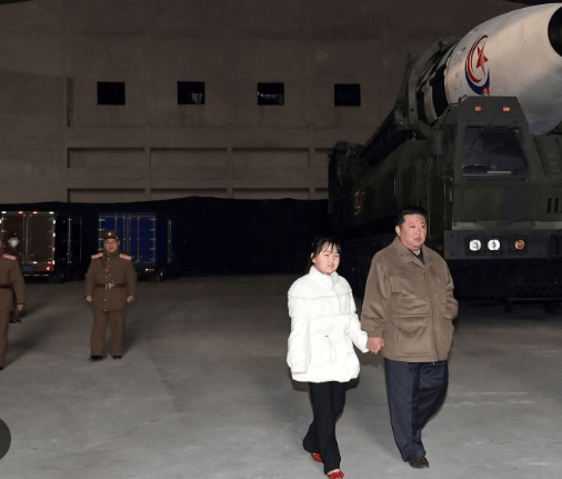 金正恩女儿首登国际舞台<strong></p>
<p>币本位</strong>，引爆接班传闻！英国首相被架空，工党内斗成全武行…