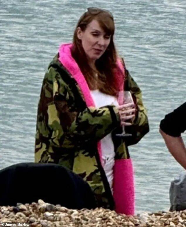 金正恩女儿首登国际舞台<strong></p>
<p>币本位</strong>，引爆接班传闻！英国首相被架空，工党内斗成全武行…