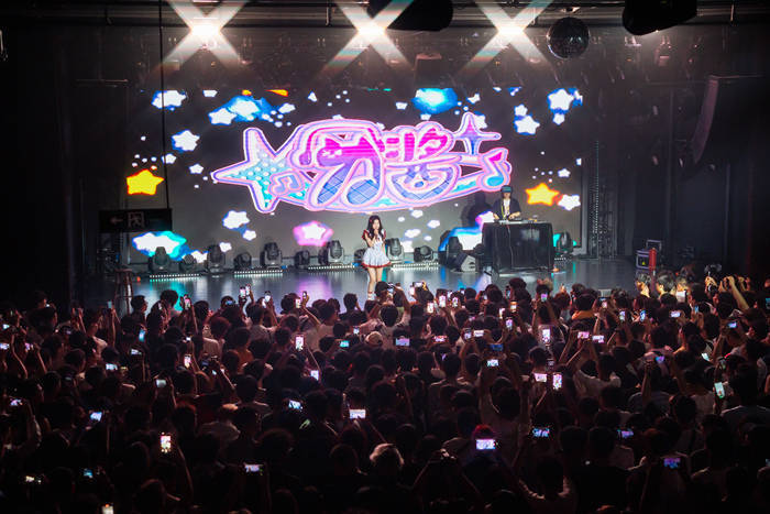 明星不够用了<strong></p>
<p>币本位</strong>，网红“接管”演唱会