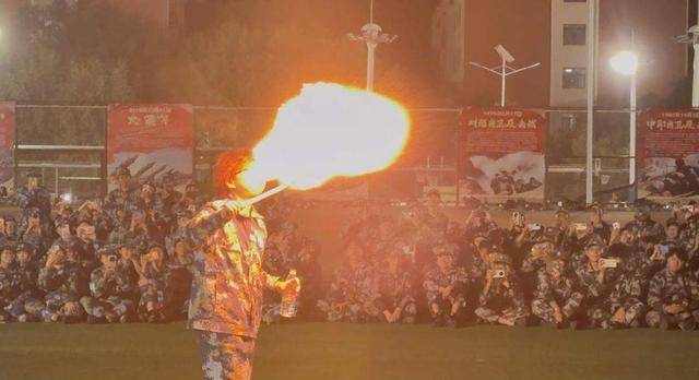 兰州大学军训期间大一女生表演川剧吐火<strong></p>
<p>全球币网联盟</strong>,校方:学生来自东北,因个人爱好自学