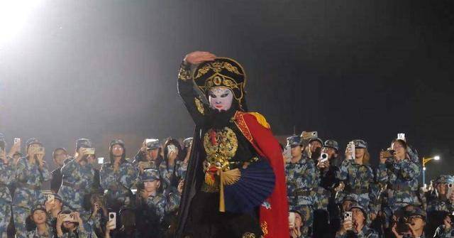 兰州大学军训期间大一女生表演川剧吐火<strong></p>
<p>全球币网联盟</strong>,校方:学生来自东北,因个人爱好自学