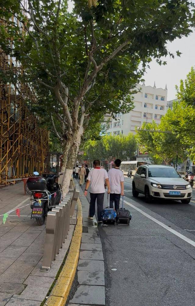 事发上海校门口！学生上学像闯关：夹缝中慢慢腾挪<strong></p>
<p>法币购买</strong>，与非机动车迎面对冲…家长担忧：何时是头