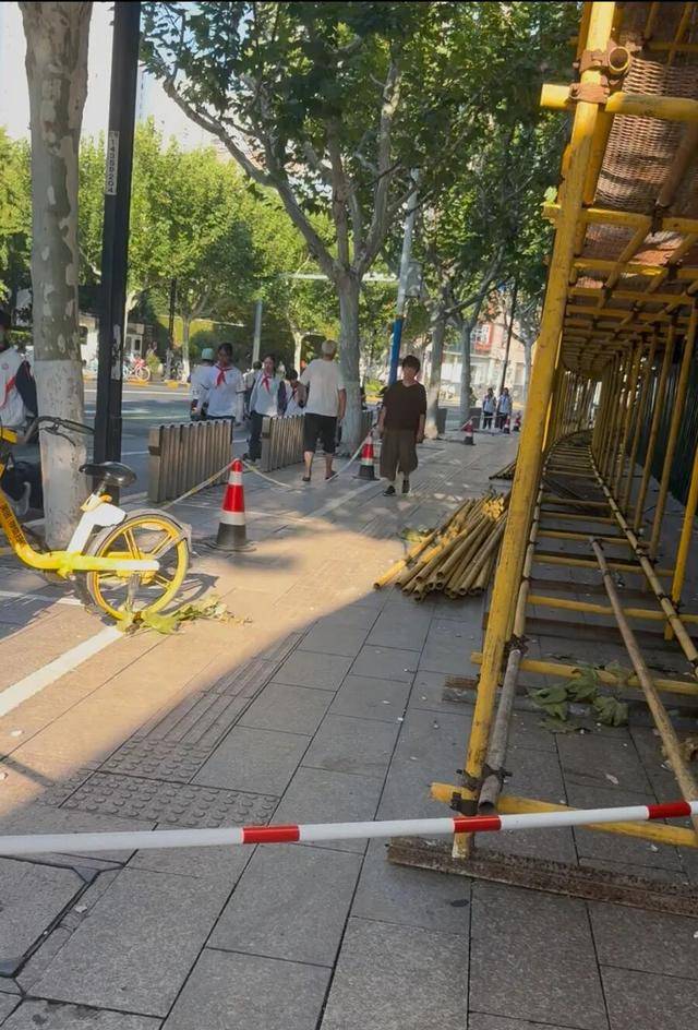 事发上海校门口！学生上学像闯关：夹缝中慢慢腾挪<strong></p>
<p>法币购买</strong>，与非机动车迎面对冲…家长担忧：何时是头
