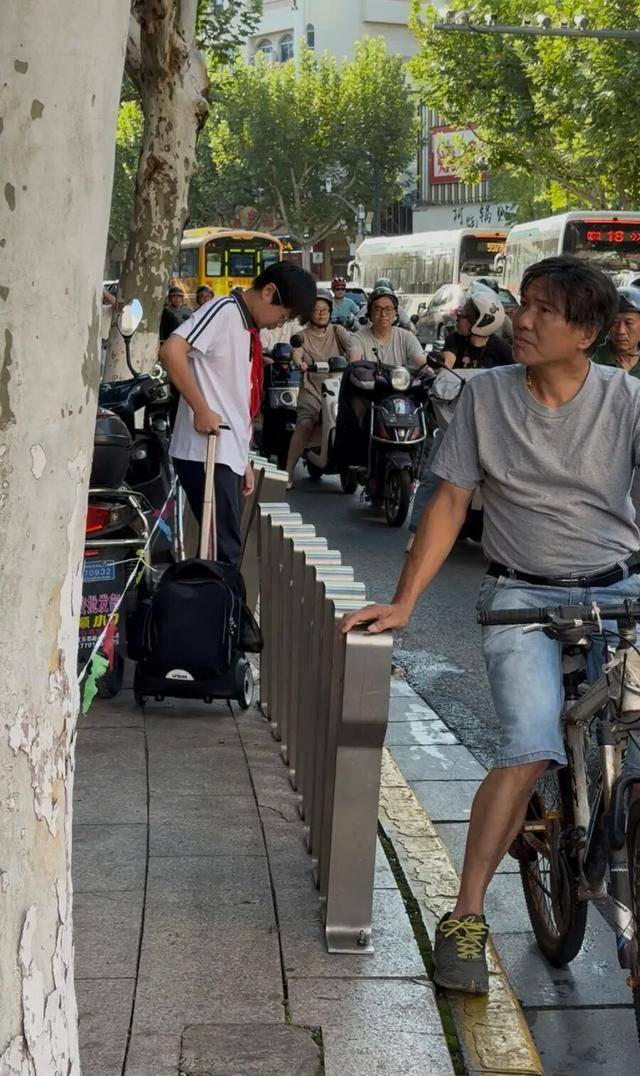 事发上海校门口！学生上学像闯关：夹缝中慢慢腾挪<strong></p>
<p>法币购买</strong>，与非机动车迎面对冲…家长担忧：何时是头