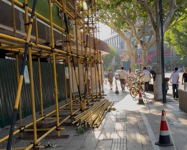 事发上海校门口！学生上学像闯关：夹缝中慢慢腾挪<strong></p>
<p>法币购买</strong>，与非机动车迎面对冲…家长担忧：何时是头