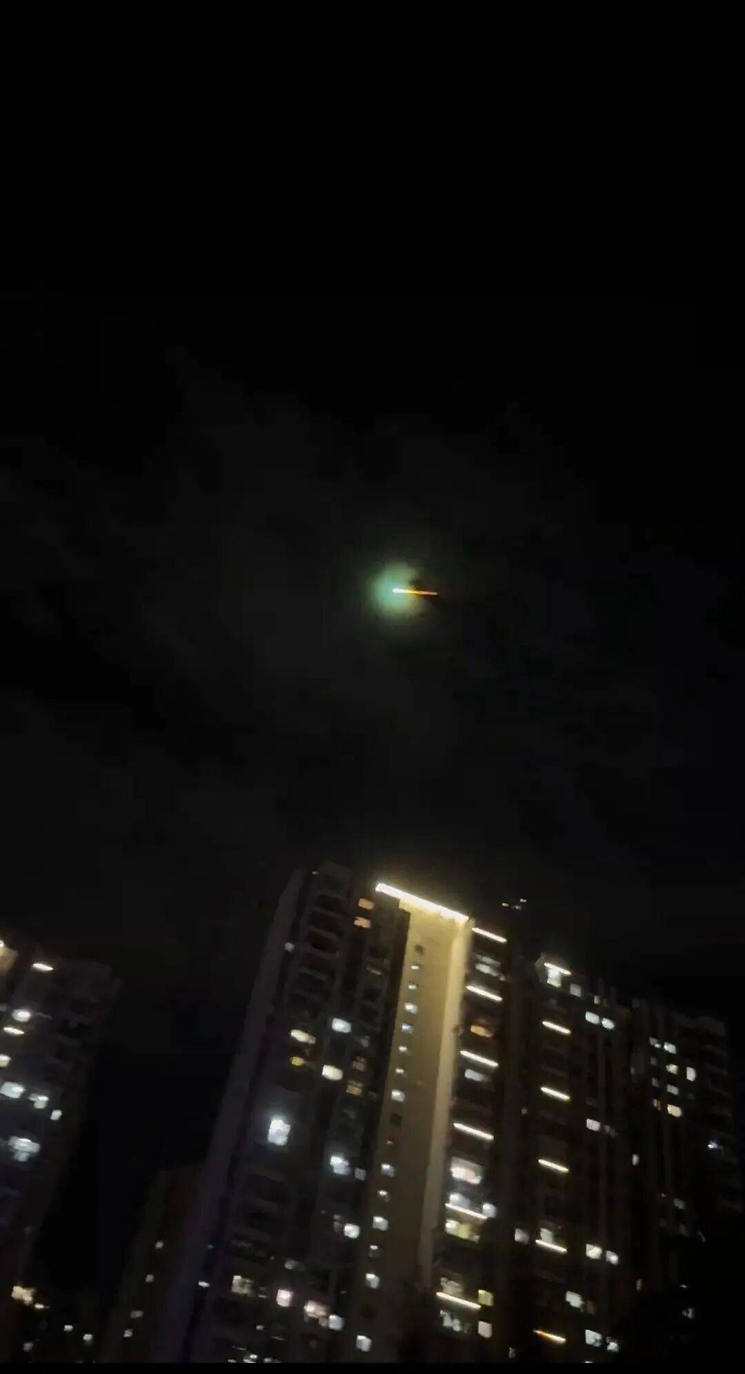 福建多地夜空现不明飞行物<strong></p>
<p>法币购买</strong>？目击者称速度极快放蓝绿色光芒