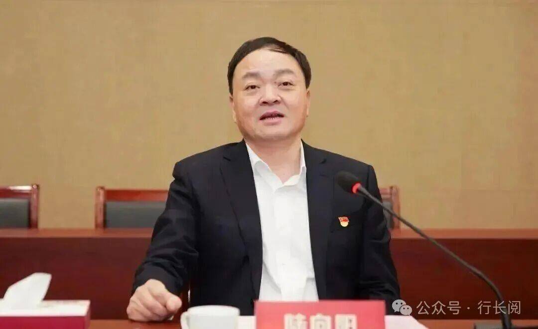 涉嫌严重违纪违法<strong></p>
<p>绿行币</strong>，两家银行董事长同日被查！